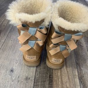 Brown uggs with bows!